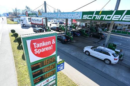 In Österreich tankt es sich in der Regel günstiger - das liegt aber nicht daran, dass die Preise nur einmal pro Tag angehoben werden dürfen. (Symbolbild)