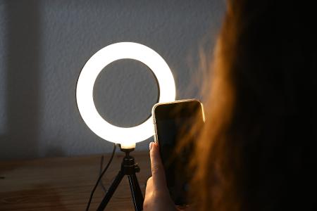 Derzeit wird darüber debattiert, das Mindestalter für Social Media von 13 auf 16 anzuheben, wie die Bundeszentrale für Kinder- und Jugendmedienschutz mitteilt. (Archivbild)