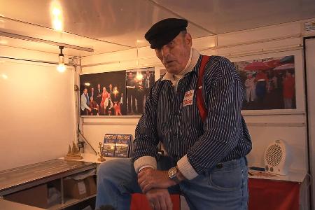 Aale-Dieter, der mit bürgerlichen Namen Dieter Bruhn heißt, steht in seinem Verkaufswagen (Archivbild).