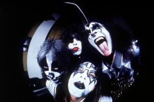 Kiss machte mit wildem Make-up, spektakulären Kostümen und theatralischen Live-Shows Furore. (Archivbild)