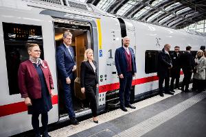 Bahnchefin Evelyn Palla (3.v.l.) und Verkehrsminister Patrick Schnieder (CDU, 2.v.l) bei der Vorstellung des neuen ICE L.