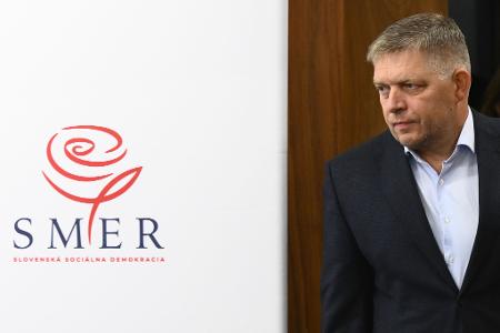 Robert Fico, Vorsitzender der Partei Smer-Sozialdemokratie, ist aufgrund seiner Politik bei vielen EU-Partnern umstritten. (Archivbild) 