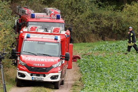Die Feuerwehr pumpte Wasser aus dem Tümpel ab.