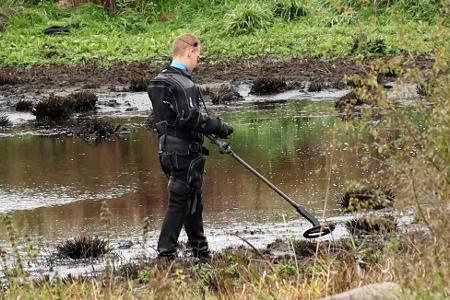 Die Polizei durchsuchte den Tümpel mit einem Detektor.