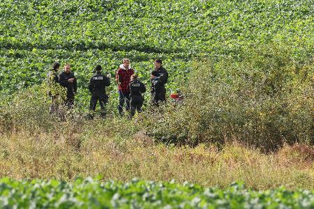 Am Freitag kehrte die Polizei erneut zum Fundort zurück, nachdem sie zuvor schon abgezogen war.