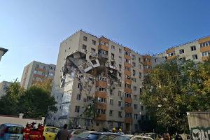 Das Haus droht einzustürzen, mehr Opfer werden befürchtet.