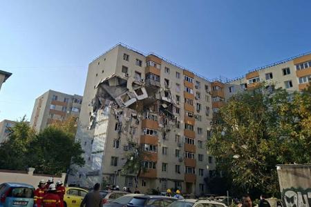 Das Haus droht einzustürzen, mehr Opfer werden befürchtet.