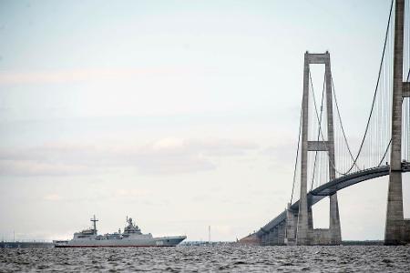 Die Brücke über den Großen Belt - hier ist ein Schiff der russischen Nordflotte unter ihr zu sehen - zählt zu den imposantesten Bauwerken Dänemarks. (Symbolbild)