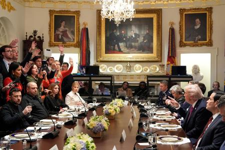 Trump und Selenskyj sprechen im Weißen Haus. 