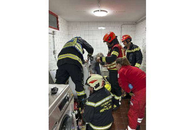 Das Kind wurde mit Hilfe einer hydraulischen Schere befreit. 