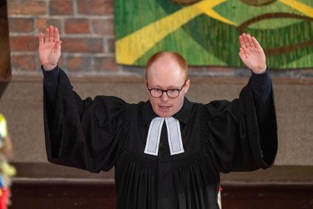 Vikar Tim Trabe leitete den Familiengottesdienst, mit dem am Sonntag des toten Fabian aus Güstrow gedacht wurde.