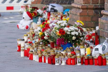 Auch Plüschtiere und handgeschriebene Zettel erinnern an Fabian, der mutmaßlich einem Gewaltverbrechen zum Opfer fiel.