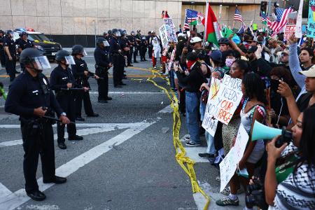 Gegner werfen Trump und seinem Umfeld vor, Dissens pauschal zu delegitimieren und schrittweise einschränken zu wollen.