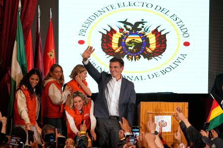  Rodrigo Paz Pereira hielt nach seinem Wahltriumph eine Rede vor Anhängern.