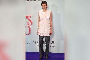 Ausgefallener Red-Carpet-Stil: Emma Corrin mit Blümchenschürze