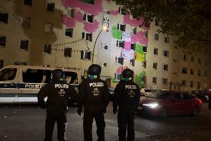 Dutzende Menschen wehren sich in Berlin-Mitte gegen die Räumung von teilweise besetzten Häusern.