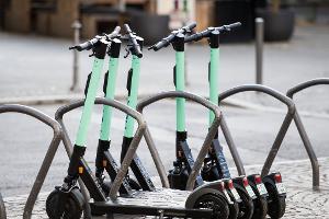 Die Fahrzeuge von Anbietern wie Bolt und Lime lassen sich per Smartphone-App anmieten. (Symbolbild)