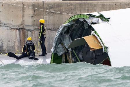 Ein Sicherheitsmitarbeiter wurde tot aus dem Wasser geborgen. 