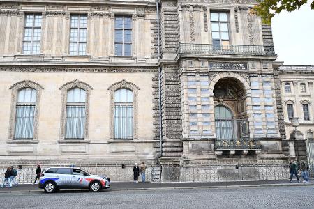 Die Polizei ist weiter am Louvre im Einsatz.
