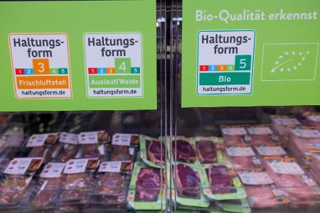 Die großen Handelsketten wollen bis 2030 auf höhere Haltungsformen umsteigen. (Archivbild)