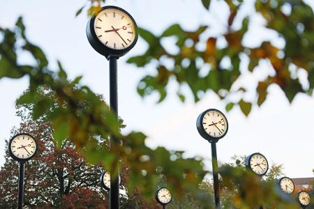 Die Zeitumstellung von Sommer- auf Winterzeit erfolgt 2025 in der Nacht zum 26. Oktober. (Archivbild)