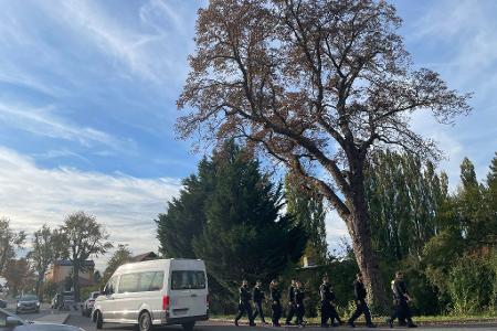 Einsatzkräfte der Polizei sind in dem Ortsteil Lindenberg unterwegs.