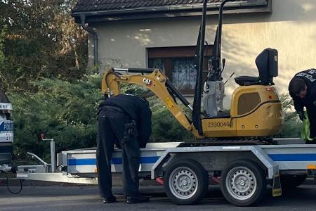 Auch ein kleiner Bagger kam bei der Suche nach Hinweisen zum Einsatz.