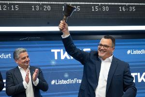 Nach der ersten Börsennotierung von TKMS wird die Glocke geschwungen.