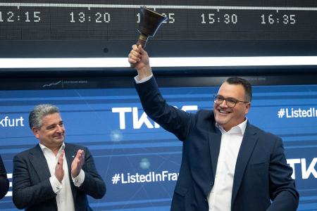 Nach der ersten Börsennotierung von TKMS wird die Glocke geschwungen.