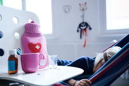 Kuscheleinheiten, Ruhe und warmer Tee: Das tut kranken Kindern gut. 