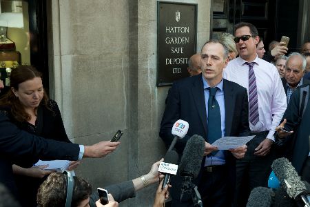 Staatsanwalt vor dem Gebäude von Hatton Garden