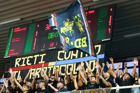 Nach tödlicher Steinattacke: Drei Basketball-Ultras in Haft