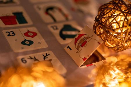 Klassisch und beliebt: Adventskalender mit Schokolade.