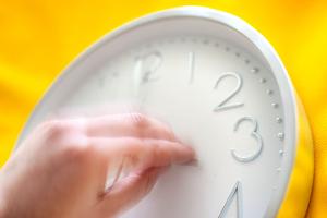 Wenn innere und äußere Uhr nicht übereinstimmen, können Schlafprobleme die Folge sein. 