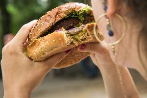 Burger statt Obst: 84 Prozent der Befragten sind der Ansicht, dass gesunde Lebensmittel an öffentlichen Plätzen schwerer zu finden sind als ungesunde Produkte.