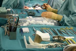 Bei Nierentransplantationen soll eine Gesetzesänderung für mehr Spenden sorgen. (Archivbild)