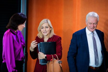 Gesundheitsministerin Nina Warken (CDU, mitte) brachte die Gesetzesänderung ins Kabinett ein.