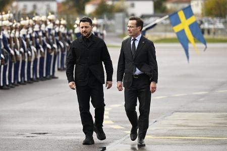 Der ukrainische Präsident Wolodymyr Selenskyj (links) wurde am Mittwoch von Regierungschef Ulf Kristersson (rechts) in Linköping begrüßt.