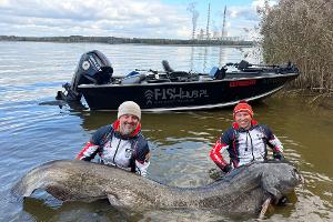 Zwei Angler in Polen haben einen fast drei Meter langen Wels gefangen. (Foto Handout)