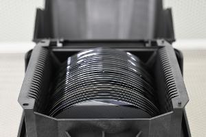 Zwischenprodukte der Halbleiterproduktion, sogenannte Wafer, liegen in einer Box. (Archivbild) 