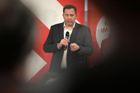 Vizekanzler und SPD-Chef Lars Klingbeil will die deutsche Autoindustrie in der Krise unterstützen.