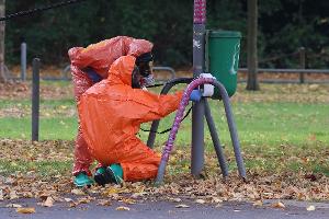 Feuerwehrleute überprüfen eine Mülltonne.