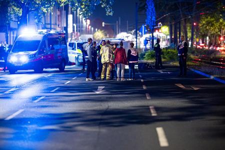 Einsatzkräfte versorgen mehrere Menschen nach einer Schießerei in Hannover. 
