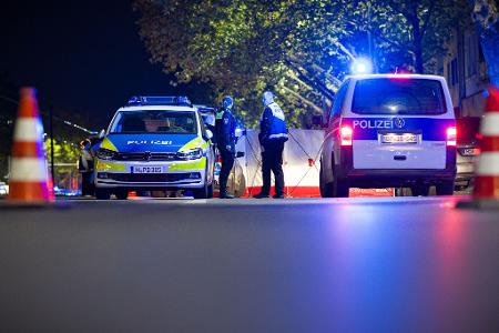 Zahlreiche Einsatzkräfte sind am Tatort.