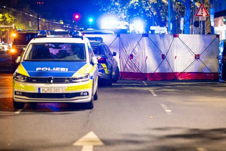 Einsatzkräfte sichern den Bereich vor Schaulustigen.