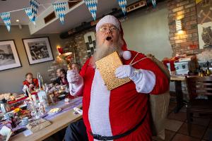 Bastian Kluth, einer der Teilnehmer der Weihnachtsmann-Schulung, zeigt sein Kostüm.