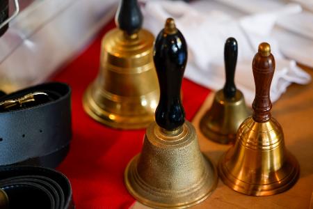 Anschauungsmaterial Glocken: Ein Auftritt als Weihnachtsmann will gut vorbereitet sein.