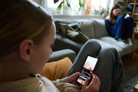 EU-Kommissionspräsidentin Ursula von der Leyen hatte der Debatte mit ihrer Forderung nach einer Altersgrenze in den sozialen Medien zuletzt neuen Auftrieb gegeben. (Symbolbild)