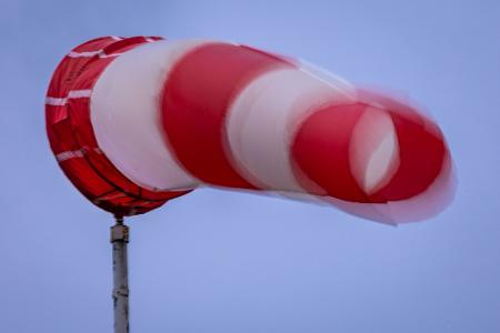 In der zweiten Nachthälfte bis zum Morgen wird es nach Einschätzung des Deutschen Wetterdienstes (DWD) vor allem an der Nordseeküste stürmisch. 