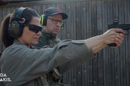 Linda Zervakis greift in neuer Reportage zur Waffe